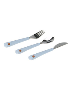 Blaues Kinderbesteck-Set mit Messer, Gabel und Löffel aus Edelstahl und ergonomischen Silikongriffen. Geeignet für Kinder ab 1 Jahr.