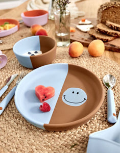 Blaues Kinderbesteck-Set mit Messer, Gabel und Löffel aus Edelstahl und ergonomischen Silikongriffen. Geeignet für Kinder ab 1 Jahr.