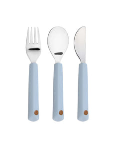 Blaues Kinderbesteck-Set mit Messer, Gabel und Löffel aus Edelstahl und ergonomischen Silikongriffen. Geeignet für Kinder ab 1 Jahr.