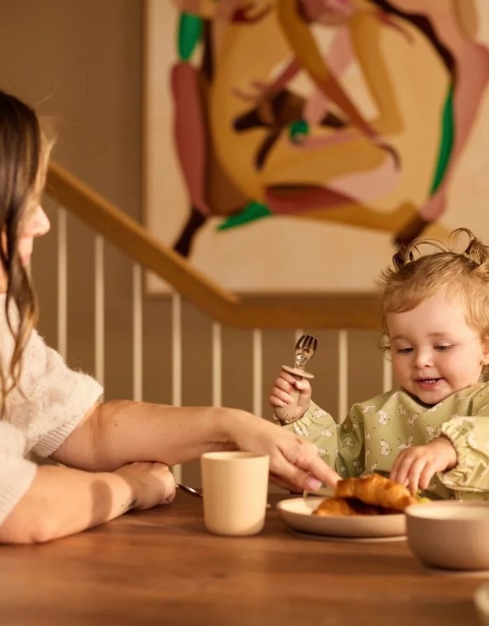 Jollein Besteckset Silken Natural Shades aus Edelstahl und Silikon für Kinder ab 18 Monaten am Tisch im Gebrauch
