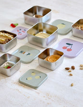 Laden Sie das Bild in den Galerie-Viewer, Edelstahl-Snackboxen im 3er Set mit Kirschmotiv für Kinder, BPA-frei, spülmaschinengeeignet, stapelbar, ideal für unterwegs ab 3 Jahren.
