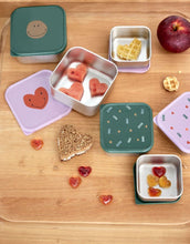 Laden Sie das Bild in den Galerie-Viewer, Lavendelfarbene Edelstahl-Snackboxen im 3er Set für Kinder, mit Herzmotiv, BPA-frei, spülmaschinengeeignet, stapelbar, ideal für Snacks unterwegs ab 3 Jahren.
