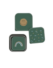 Laden Sie das Bild in den Galerie-Viewer, Grünes Edelstahl-Snackbox-Set für Kinder im Happy Rascals Smile Design, 3-teilig, BPA-frei, spülmaschinengeeignet, stapelbar, ideal für Snacks unterwegs ab 3 Jahren.
