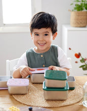 Laden Sie das Bild in den Galerie-Viewer, Grünes Edelstahl-Snackbox-Set für Kinder im Happy Rascals Smile Design, 3-teilig, BPA-frei, spülmaschinengeeignet, stapelbar, ideal für Snacks unterwegs ab 3 Jahren.
