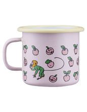 Laden Sie das Bild in den Galerie-Viewer, Emaillebecher Pippi Langstrumpf Fruits von Muurla, rosa Tasse mit Pippi-Motiv, 2,5 dl, robust &amp; spülmaschinenfest, für Outdoor &amp; Indoor
