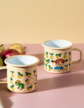 Laden Sie das Bild in den Galerie-Viewer, Emaillebecher Pippi Langstrumpf Fruits von Muurla, gelbe Tasse 3,7 dl mit Pippi-Motiv, robust, spülmaschinenfest, für Indoor und Outdoor
