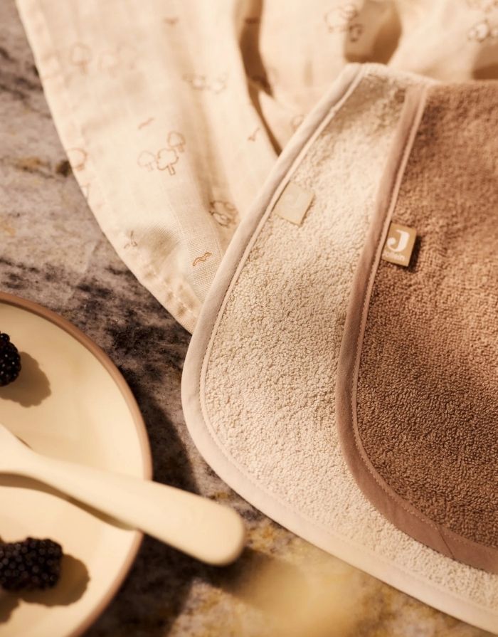 Silkon Löffel 2er Set für Babys in Beige und Braun von Jollein neben Lätzchen