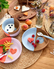 Laden Sie das Bild in den Galerie-Viewer, Hellblaue Kinderschale aus flexiblem Silikon mit Smiley-Motiv, BPA-frei, mikrowellen- und spülmaschinengeeignet, für Babys ab 6 Monaten.
