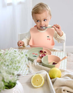 LÄSSIG Runder Kinderteller aus rosa Silikon im Kirsch-Design, BPA-frei, mikrowellen- und spülmaschinengeeignet, für Babys ab 6 Monaten.