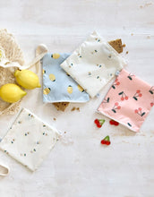 Laden Sie das Bild in den Galerie-Viewer, Wiederverwendbarer Frühstücksbeutel 2er Set für Kinder, Kirschen-Motiv, BPA-frei, wasserabweisend, 17 x 18 cm, Happy Fruits Kollektion von Lässig.
