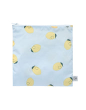 Laden Sie das Bild in den Galerie-Viewer, Wiederverwendbarer Frühstücksbeutel 2er Set für Kinder, Zitronen-Motiv, BPA-frei, wasserabweisend, 17 x 18 cm, Happy Fruits Kollektion von Lässig.
