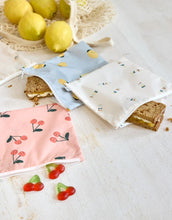 Laden Sie das Bild in den Galerie-Viewer, Wiederverwendbarer Frühstücksbeutel 2er Set für Kinder, Zitronen-Motiv, BPA-frei, wasserabweisend, 17 x 18 cm, Happy Fruits Kollektion von Lässig.
