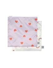 Laden Sie das Bild in den Galerie-Viewer, Wiederverwendbarer Snack Bag 2er Set für Kinder, Herzmotiv, BPA-frei, wasserabweisend, 17 x 18 cm, Happy Rascals Kollektion von Lässig.

