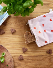 Laden Sie das Bild in den Galerie-Viewer, Wiederverwendbarer Snack Bag 2er Set für Kinder, Herzmotiv, BPA-frei, wasserabweisend, 17 x 18 cm, Happy Rascals Kollektion von Lässig.

