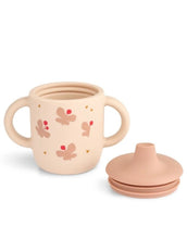 Laden Sie das Bild in den Galerie-Viewer, Liewood Trinklernbecher Neil Butterfly Apple Blossom aus Silikon mit Griffen und Ausguss, 150 ml.
