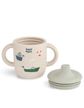 Laden Sie das Bild in den Galerie-Viewer, Liewood Trinklernbecher Neil Sailing/Sandy aus Silikon mit Griffen und Ausguss, 150 ml.
