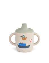 Laden Sie das Bild in den Galerie-Viewer, Liewood Trinklernbecher Neil Sailing/Sandy aus Silikon mit Griffen und Ausguss, 150 ml.

