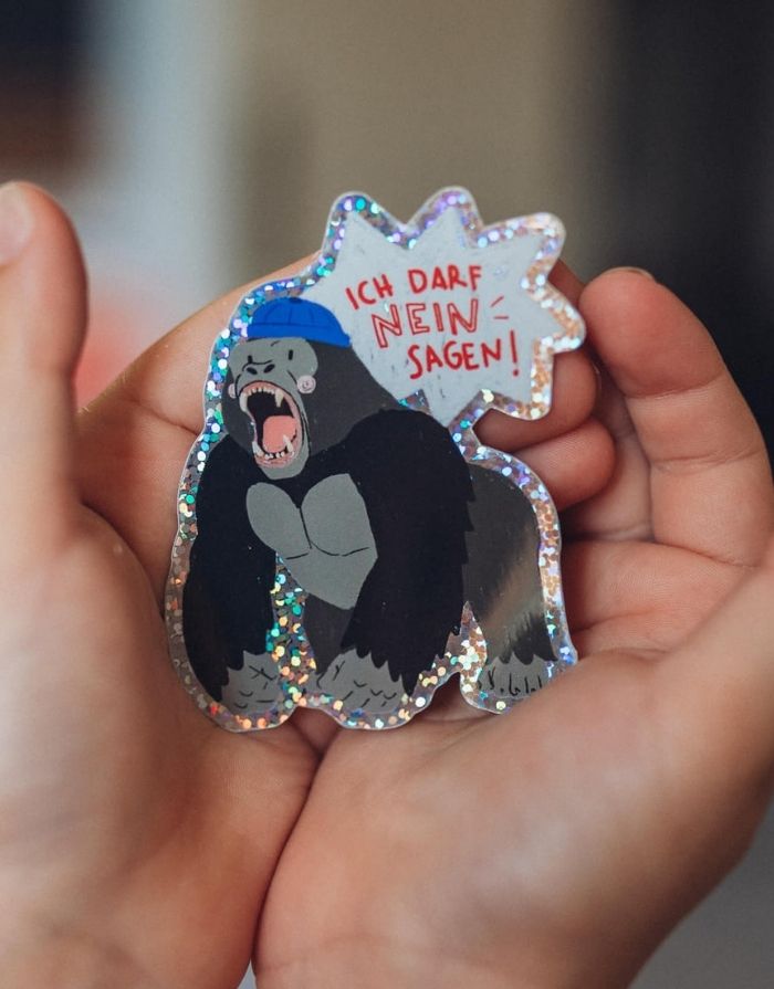   Kinder Affirmations Glitzersticker Gorilla mit der Aufschrift Ich darf Nein sagen von Liesels Wicht in einer Hand