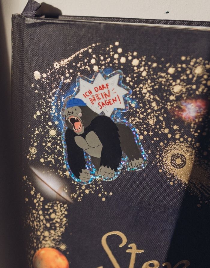  Kinder Affirmations Glitzersticker Gorilla mit der Aufschrift Ich darf Nein sagen von Liesels Wicht auf einem Buch