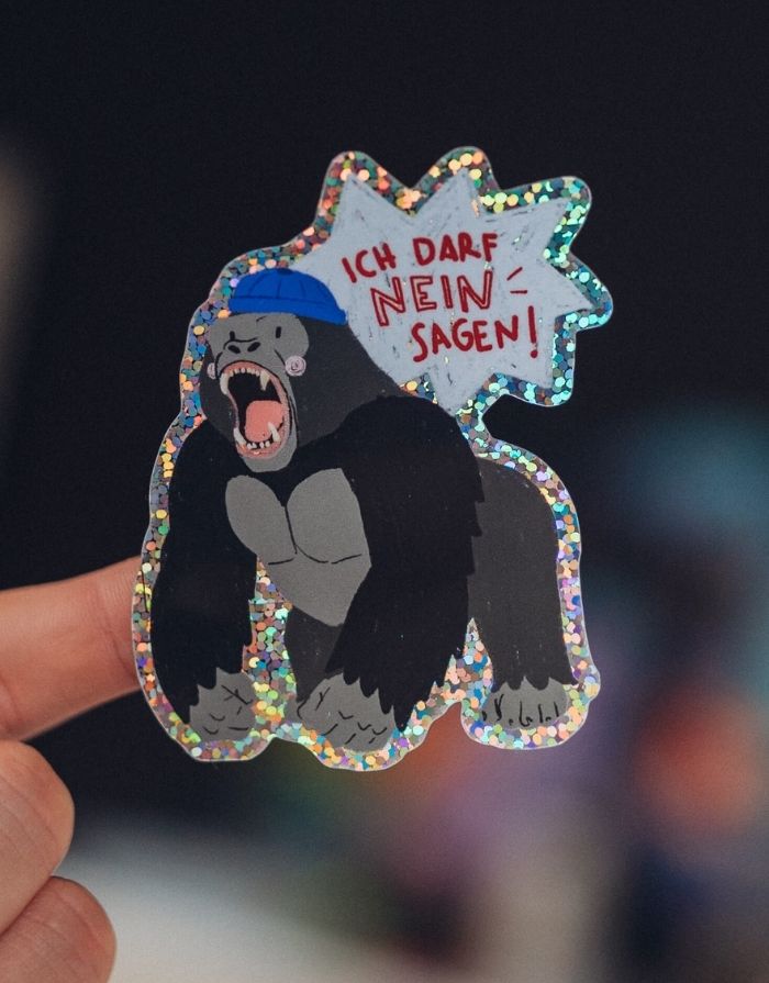  Kinder Affirmations Glitzersticker Gorilla mit der Aufschrift Ich darf Nein sagen von Liesels Wicht an einem Finger