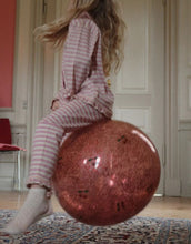 Laden Sie das Bild in den Galerie-Viewer, Glitzernder Hüpfball Glitter Cherry von Konges Sløjd mit Griff, 50 cm Durchmesser, inklusive Pumpe. Ideal zum Spielen drinnen und draußen für Kinder ab 3 Jahren.
