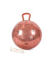 Laden Sie das Bild in den Galerie-Viewer, Glitzernder Hüpfball Glitter Cherry von Konges Sløjd mit Griff, 50 cm Durchmesser, inklusive Pumpe. Ideal zum Spielen drinnen und draußen für Kinder ab 3 Jahren.
