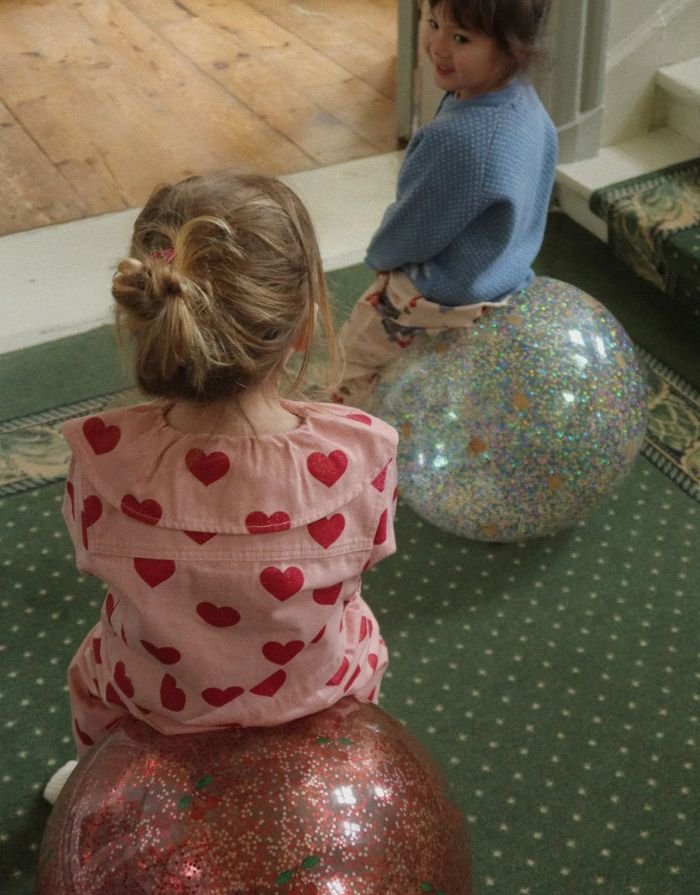  Glitzernder Hüpfball Glitter Lemon von Konges Sløjd mit Griff, 50 cm Durchmesser, inklusive Pumpe. Ideal zum Spielen drinnen und draußen für Kinder ab 3 Jahren.