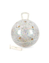 Laden Sie das Bild in den Galerie-Viewer,  Glitzernder Hüpfball Glitter Lemon von Konges Sløjd mit Griff, 50 cm Durchmesser, inklusive Pumpe. Ideal zum Spielen drinnen und draußen für Kinder ab 3 Jahren.
