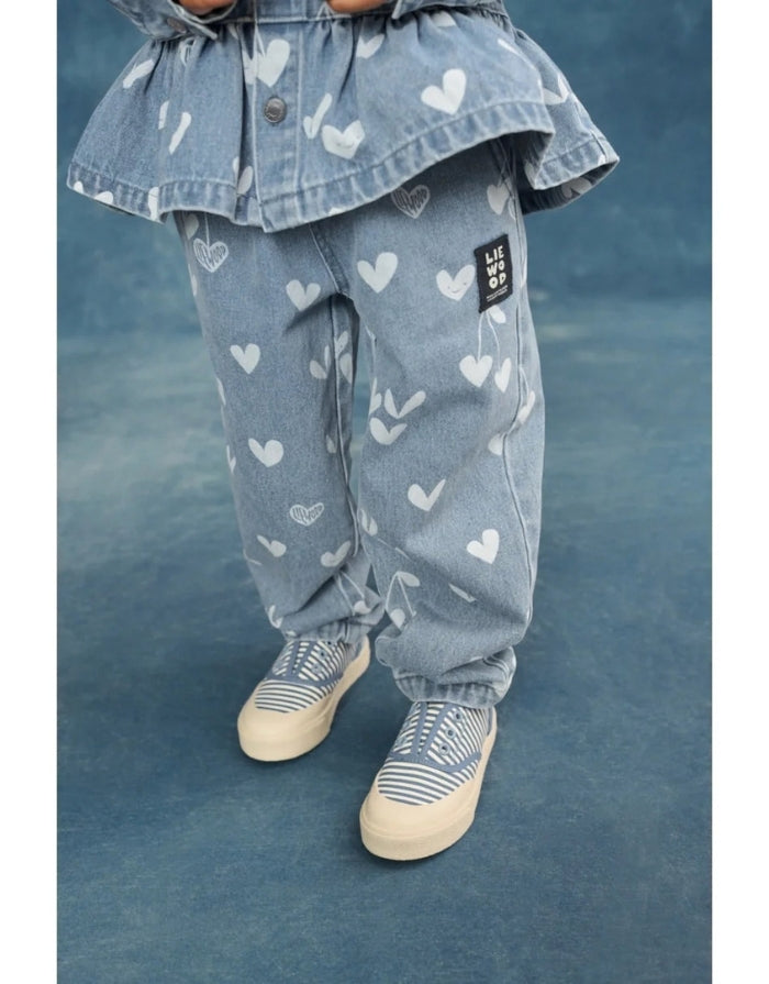 Liewood Kinderjeans Borris in Sweetheart Light Blue Denim mit lockerem Schnitt, geschwungenem Bein und verspieltem Sweetheart-Print an einem Kind
