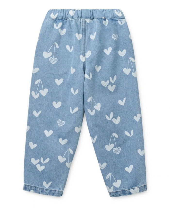 Liewood Kinderjeans Borris in Sweetheart Light Blue Denim mit lockerem Schnitt, geschwungenem Bein und verspieltem Sweetheart-Print als Freisteller von hinten