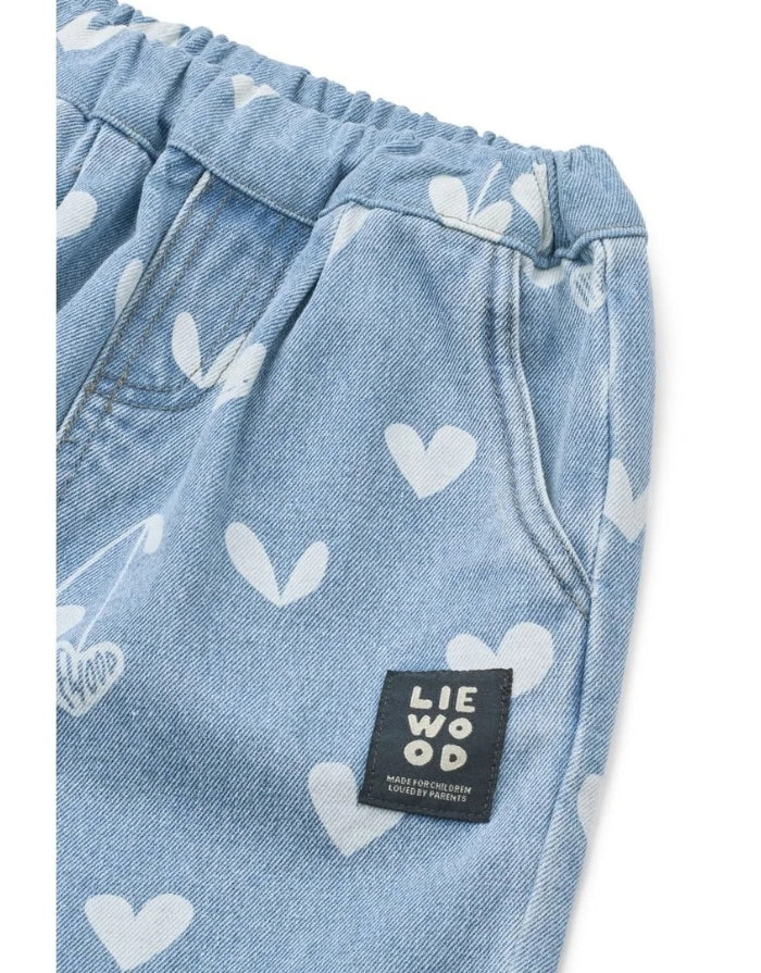 Liewood Kinderjeans Borris in Sweetheart Light Blue Denim mit lockerem Schnitt, geschwungenem Bein und verspieltem Sweetheart-Print mit Logo im Detail