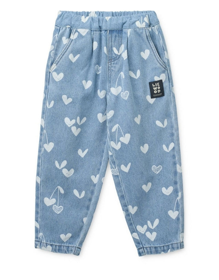 Liewood Kinderjeans Borris in Sweetheart Light Blue Denim mit lockerem Schnitt, geschwungenem Bein und verspieltem Sweetheart-Print als Freisteller von vorne