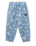 Liewood Kinderjeans Borris in Sweetheart Light Blue Denim mit lockerem Schnitt, geschwungenem Bein und verspieltem Sweetheart-Print als Freisteller von vorne
