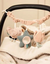 Laden Sie das Bild in den Galerie-Viewer, Jollein Kinderwagenkette „Lovely Birds“ mit Tulpe, Vogel und Vogelhäuschen mit Spiegel – aus Polyester, CE-zertifiziert, mit Glöckchen- und Knistereffekten.
