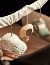 Laden Sie das Bild in den Galerie-Viewer, Jollein Kinderwagenkette „On The Go“ mit drei Anhängern – Auto in Sea Green, Schlüssel mit Spiegel in Biscuit und Auto in Cloud Blue, CE-zertifiziert, aus Polyester.
