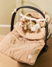 Laden Sie das Bild in den Galerie-Viewer, Jollein Kinderwagenkette „Tiny Park“ mit Hund, Katze und Kleeblatt mit Spiegel – aus Baumwolle und Polyester, CE-zertifiziert, mit Glöckchen für sanfte Klänge.
