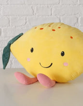 Laden Sie das Bild in den Galerie-Viewer, Handgearbeitetes Dekokissen in Zitronenform in Gelb
