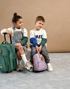 Kinderkoffer Trolley Little Gang von Lässig in Dunkelgrün aus recyceltem Polyester mit Rollen, Teleskopgriff, 22 l Volumen und buntem Patch, ideal für Reisen.
