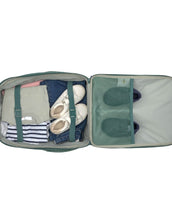 Laden Sie das Bild in den Galerie-Viewer, Kinderkoffer Trolley Little Gang von Lässig in Dunkelgrün aus recyceltem Polyester mit Rollen, Teleskopgriff, 22 l Volumen und buntem Patch, ideal für Reisen.
