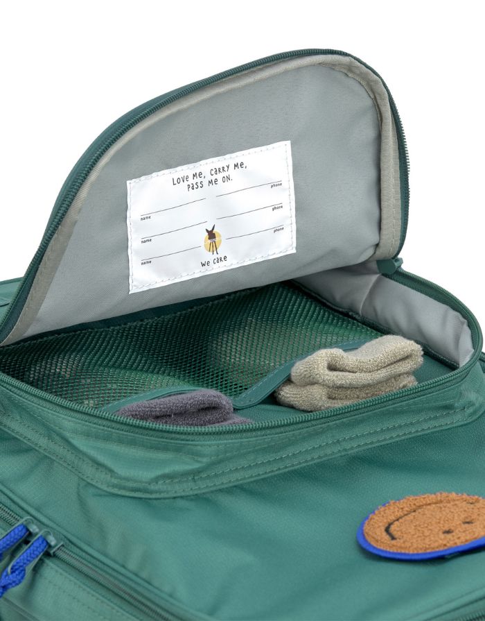 Kinderkoffer Trolley Little Gang von Lässig in Dunkelgrün aus recyceltem Polyester mit Rollen, Teleskopgriff, 22 l Volumen und buntem Patch, ideal für Reisen.