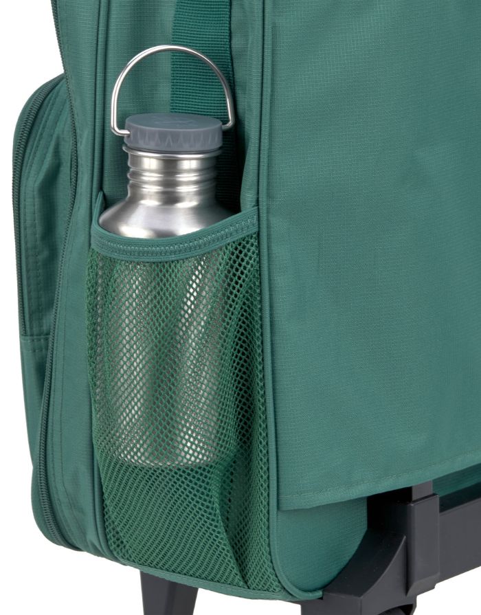Kinderkoffer Trolley Little Gang von Lässig in Dunkelgrün aus recyceltem Polyester mit Rollen, Teleskopgriff, 22 l Volumen und buntem Patch, ideal für Reisen.