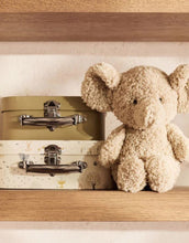 Laden Sie das Bild in den Galerie-Viewer, Jollein Kuscheltier Elefant in sanftem Sandton – weiches Plüschtier aus Polyester, CE-zertifiziert, perfekt zum Kuscheln, Spielen und Einschlafen.
