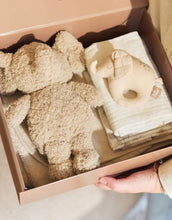 Laden Sie das Bild in den Galerie-Viewer, Jollein Kuscheltier Elefant in sanftem Sandton – weiches Plüschtier aus Polyester, CE-zertifiziert, perfekt zum Kuscheln, Spielen und Einschlafen.
