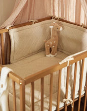 Laden Sie das Bild in den Galerie-Viewer, Jollein Kuscheltier Giraffe in der Farbe Biscuit – weiches Plüschtier mit gestickten Flecken, kurzer Mähne und Details in Ivory, CE-zertifiziert.
