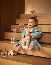 Laden Sie das Bild in den Galerie-Viewer, Jollein Kuscheltier Giraffe in der Farbe Biscuit – weiches Plüschtier mit gestickten Flecken, kurzer Mähne und Details in Ivory, CE-zertifiziert.
