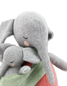Ava und Yves Kuscheltier Elefantenmutter „Marlene“ mit Baby – Bio-Baumwollstrick mit recycelter Polyesterfüllung, ca. 40 × 27 cm.