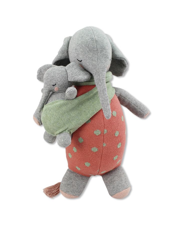 Ava und Yves Kuscheltier Elefantenmutter „Marlene“ mit Baby – Bio-Baumwollstrick mit recycelter Polyesterfüllung, ca. 40 × 27 cm.