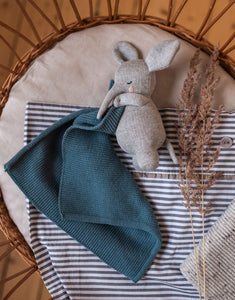 Ava und Yves Kuscheltuch Elefant Grau/Blau – Bio-Baumwollstrick mit recycelter Polyesterfüllung, ca. 25 × 25 cm.