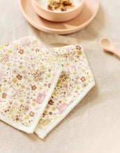 Laden Sie das Bild in den Galerie-Viewer, Jollein Lätzchen Bandana 2er Set „Flower Fairies“ – 100 % Baumwolle, OEKO-TEX zertifiziert, zarter Blumenprint, verstellbare Druckknöpfe, weiche Babybandanas.
