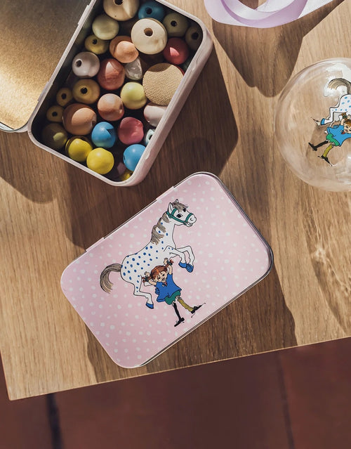 Pippi Langstrumpf Blechdose von Muurla mit Pippi und ihrem Pferd Kleiner Onkel, kleine dekorative Metalldose mit Deckel und nostalgischem Motiv, 10 x 6,5 cm auf einem Tisch